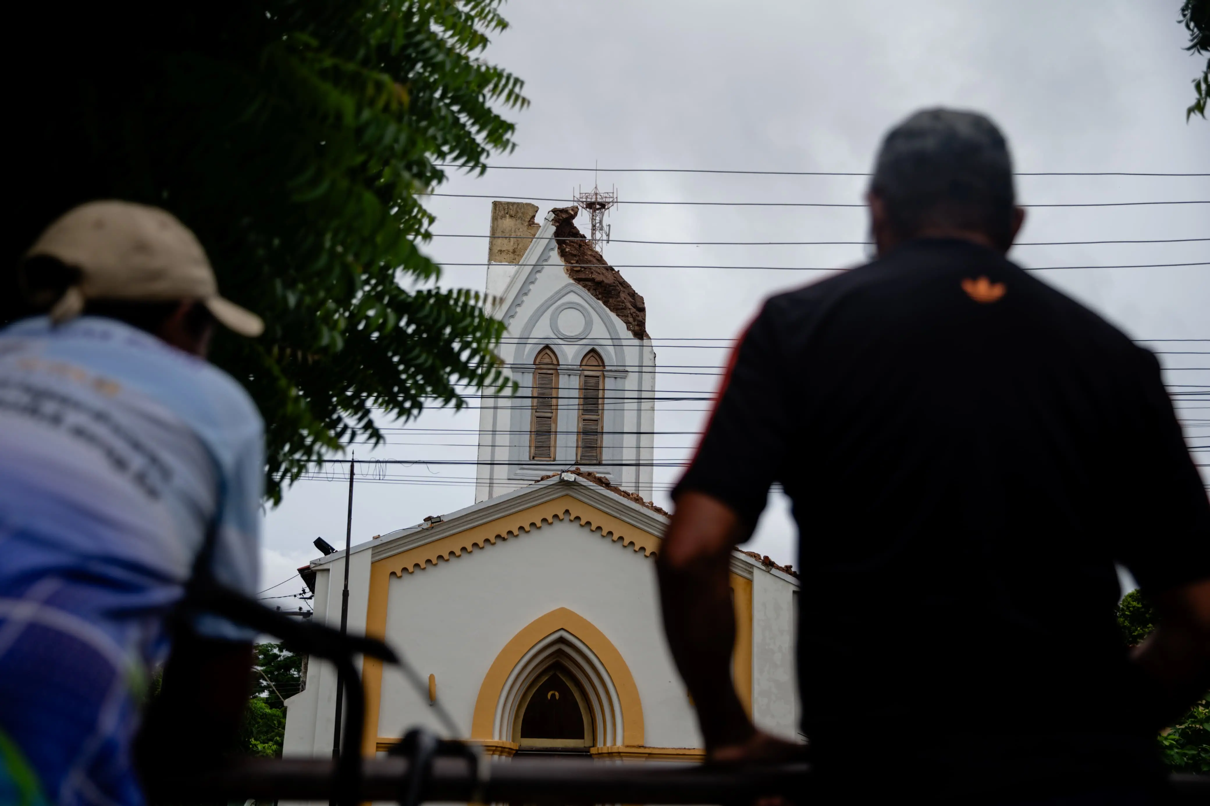 Imagem da notícia: Desabamento de parte do teto da Igreja Matriz de Maracanaú deixa dois homens soterrados