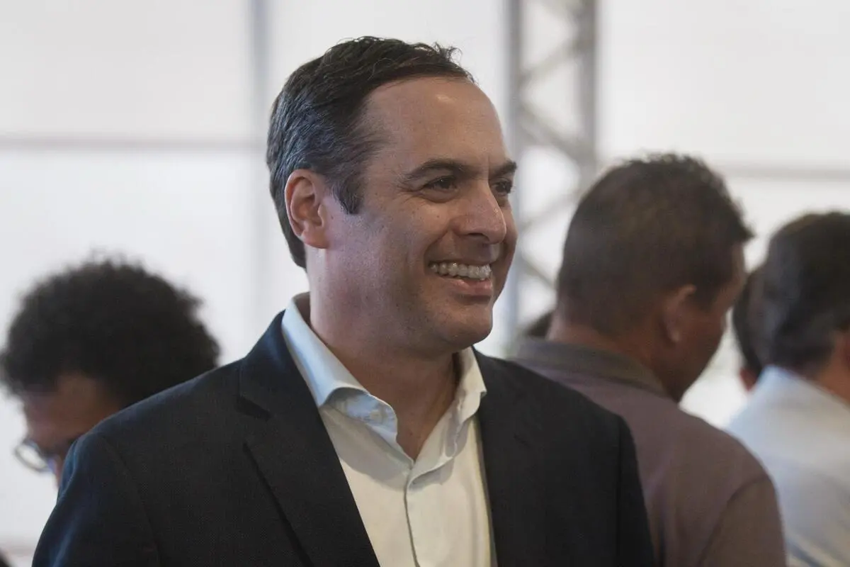 Paulo sorrindo
