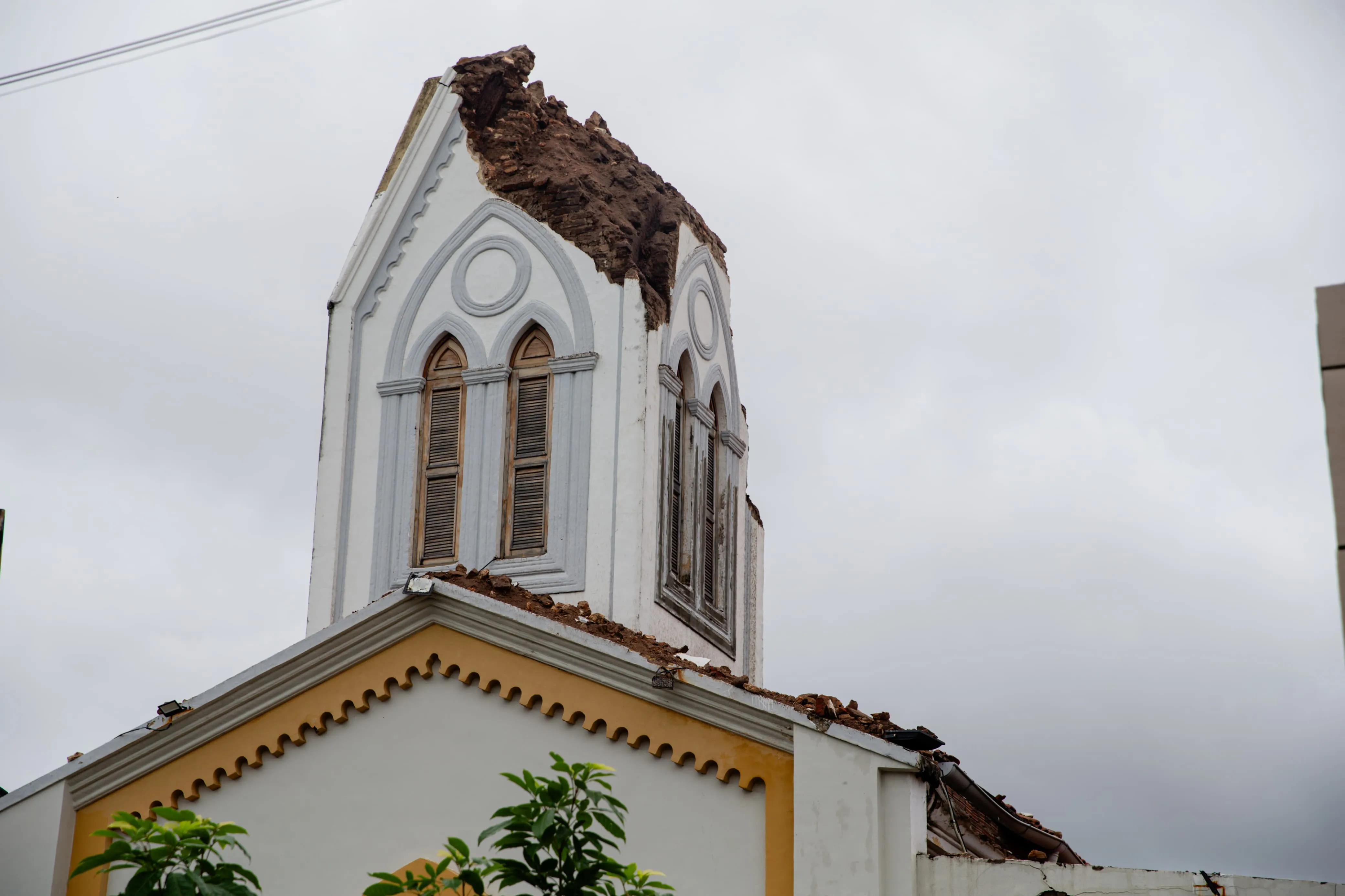 Parte do teto da igreja desabou e invadiu a casa vizinha