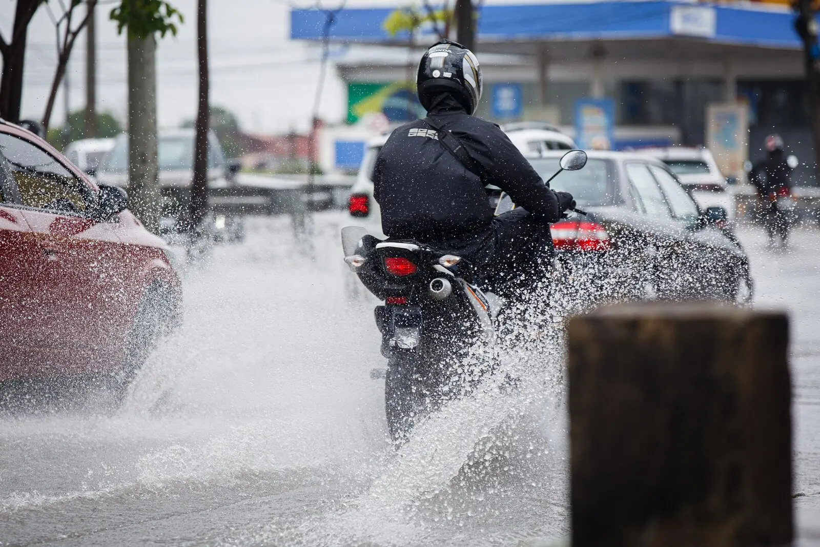 Imagem da notícia: Ceará tem novos avisos de perigo por chuvas e ventos intensos até sexta-feira (21); veja locais