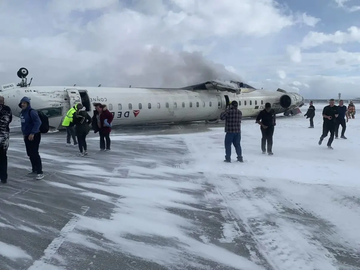 Imagem da notícia: Delta Air Lines oferece R$ 170 mil a passageiros afetados após capotamento de aeronave em Toronto