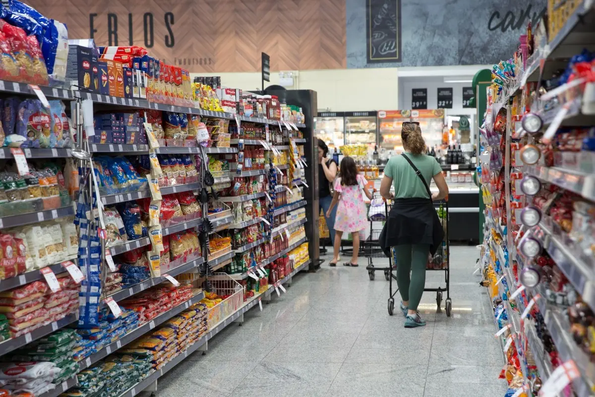 Pessoas em supermercados