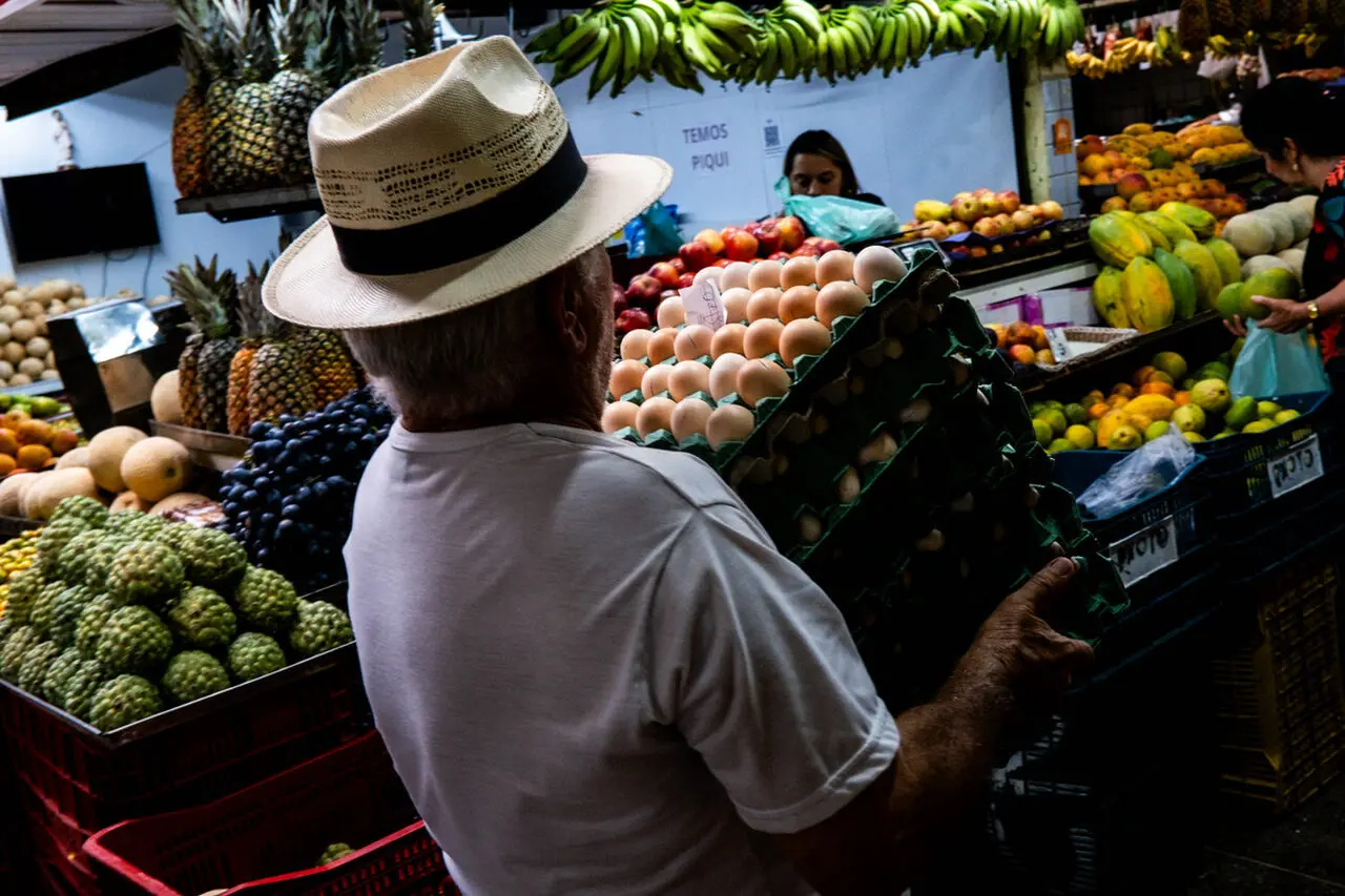Imagem da notícia: 'R$ 50 não dá para fazer nada': alta no preço dos alimentos corrói orçamento de famílias em Fortaleza