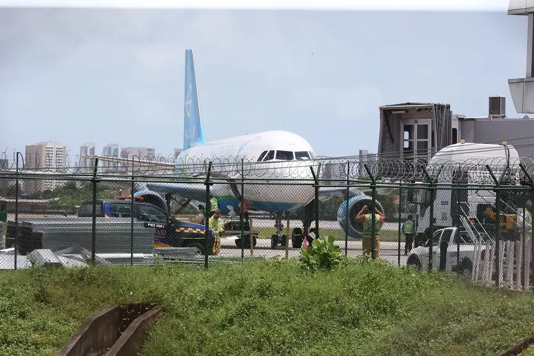 Imagem da notícia: Dois brasileiros deportados dos EUA estavam na 'Lista Vermelha da Interpol' e foram presos ao chegar em Fortaleza