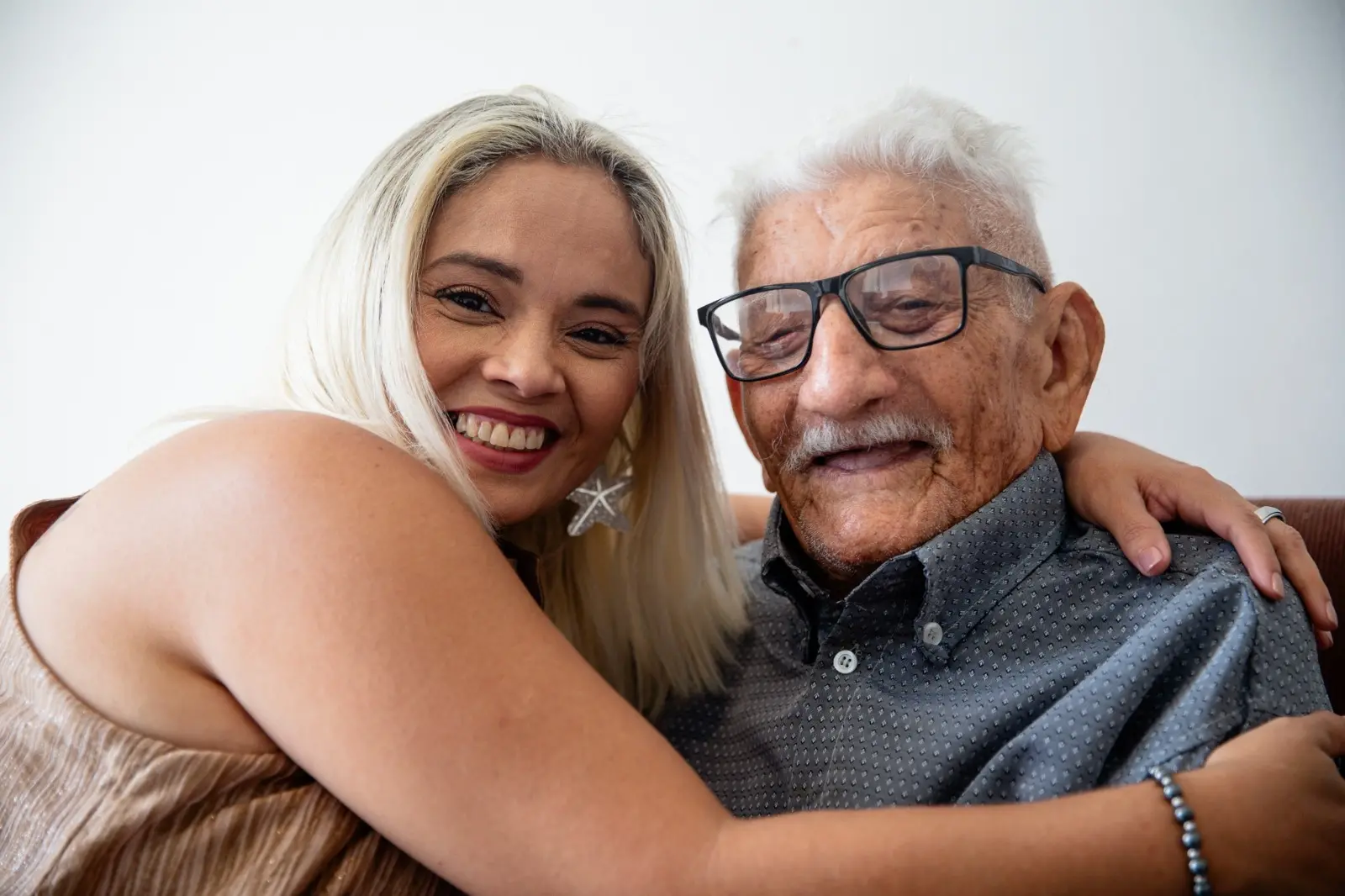 Imagem da notícia: Idoso de 109 anos recebe com café da manhã técnica de enfermagem que cuidou dele em UPA de Fortaleza; veja vídeo