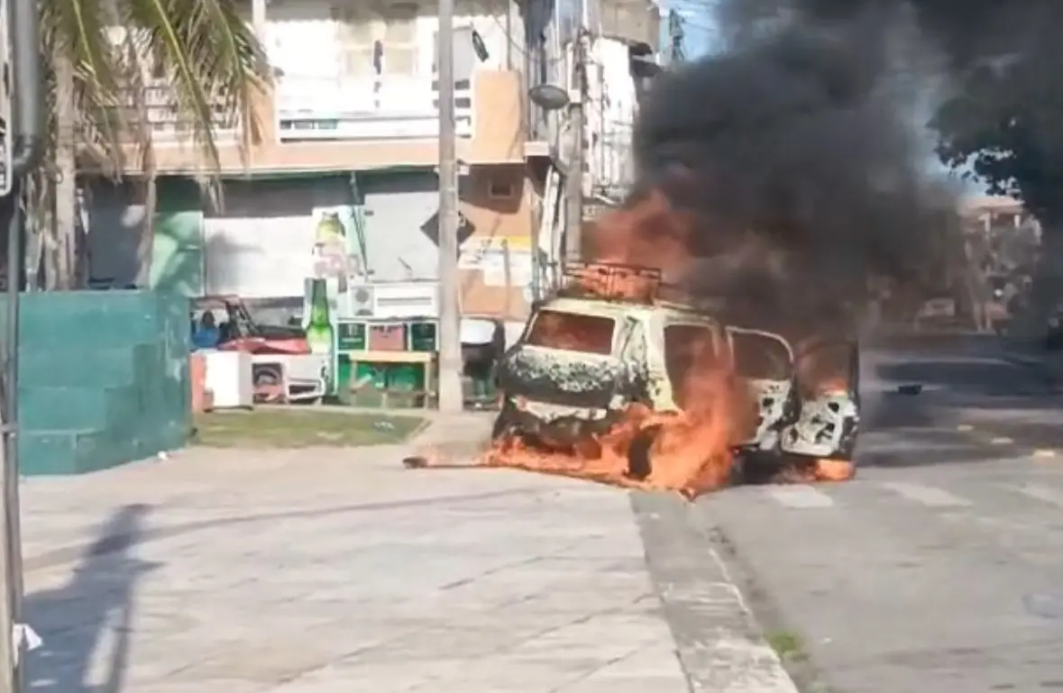 Imagem da notícia: Carro de operadora de telefonia móvel pega fogo no bairro Jacarecanga; veja vídeo