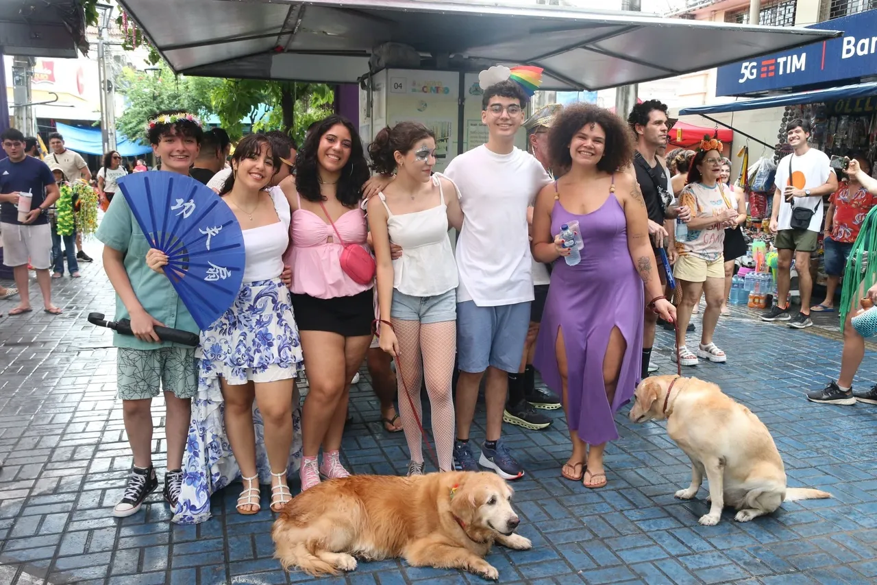Orgulhosa com a atuação da mãe no projeto 'Chacoalha o Xequerê', Olivia Menezes aproveita a folia com amigos e os cães