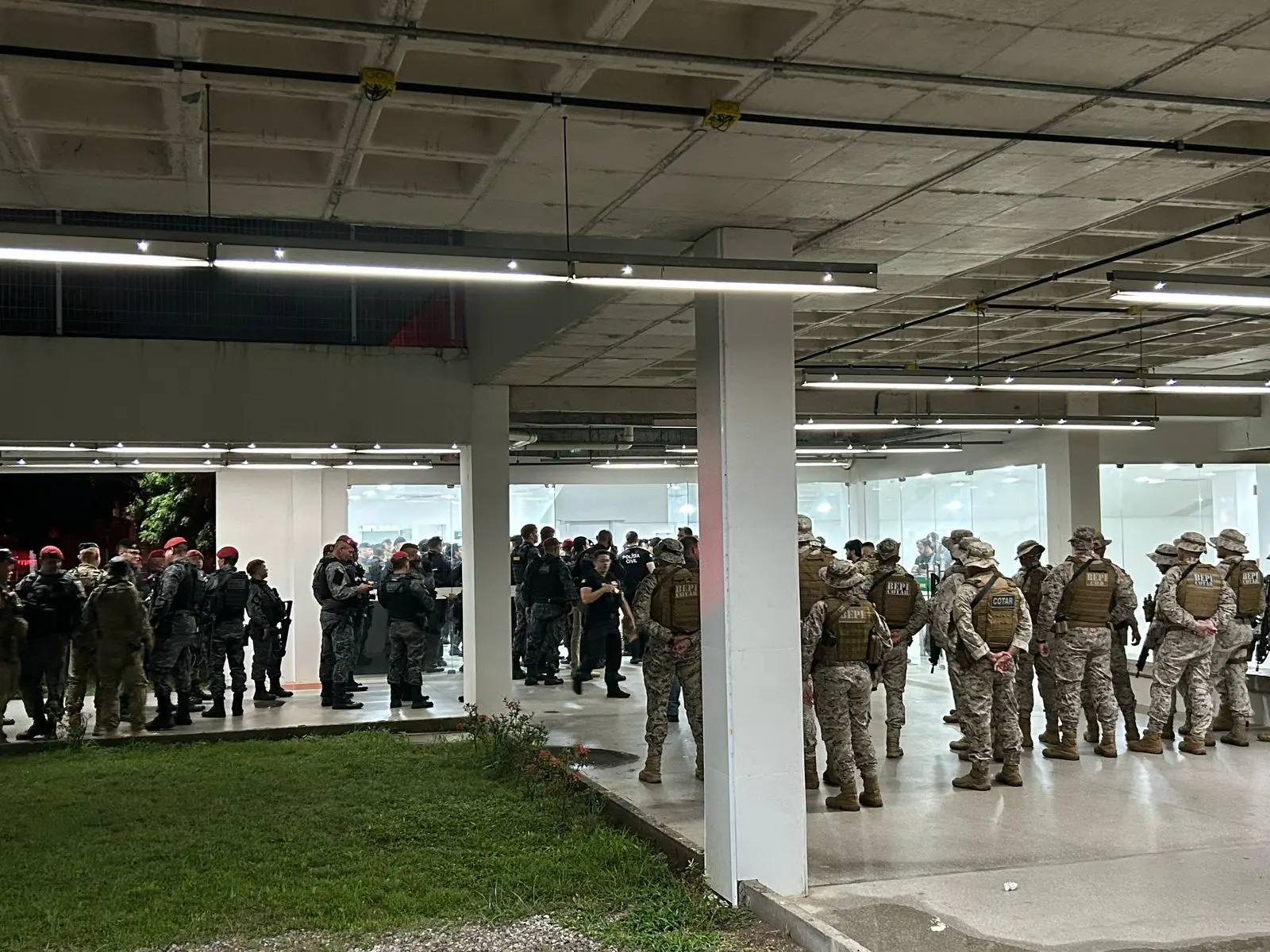 Imagem da notícia: Operação policial no CE cumpre 174 de 349 mandados de prisão contra suspeitos de integrar facção GDE