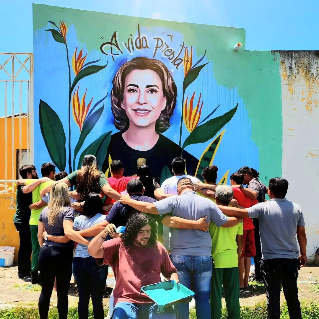 Imagem da notícia: Artista cearense faz mural para Fernanda Torres na fachada de unidade de semi-liberdade em Juazeiro do Norte