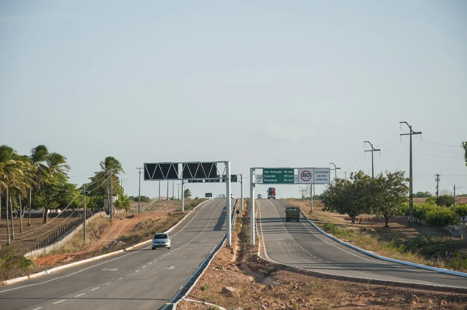 Imagem da notícia: Sete rodovias estaduais que cortam 15 municípios cearenses serão duplicadas; veja locais