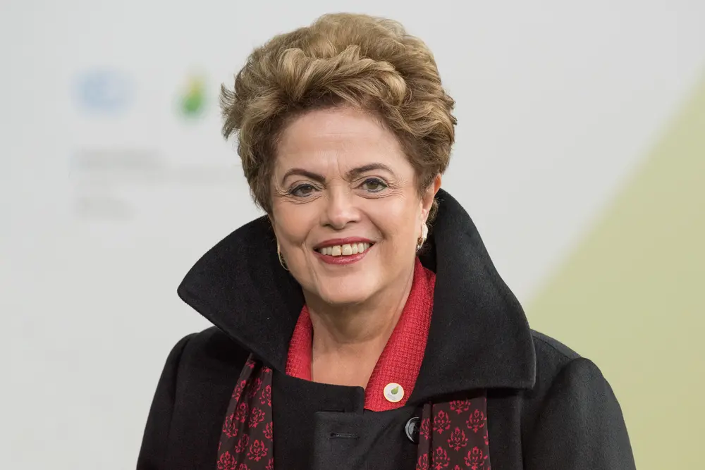 Imagem da notícia: Ex-presidente Dilma Rousseff é internada após mal-estar em Xangai, na China, diz jornal