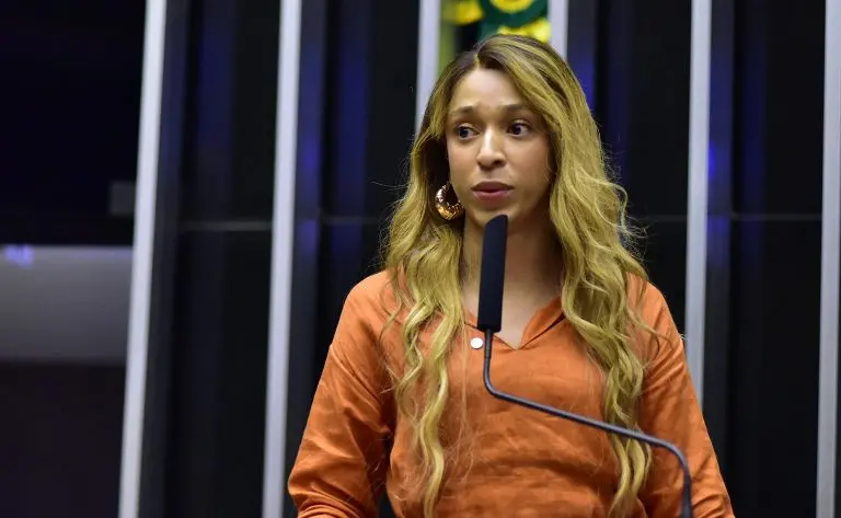 Imagem da notícia: Deputada Erika Hilton deve protocolar PEC pelo fim da escala 6x1 nesta terça-feira (25)