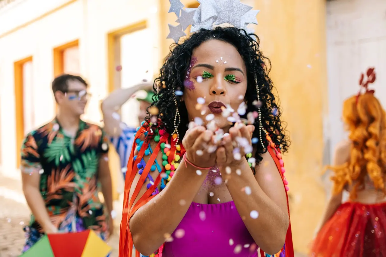 Imagem da notícia: Veja dicas para fazer maquiagens e penteados simples de Carnaval para curtir a folia