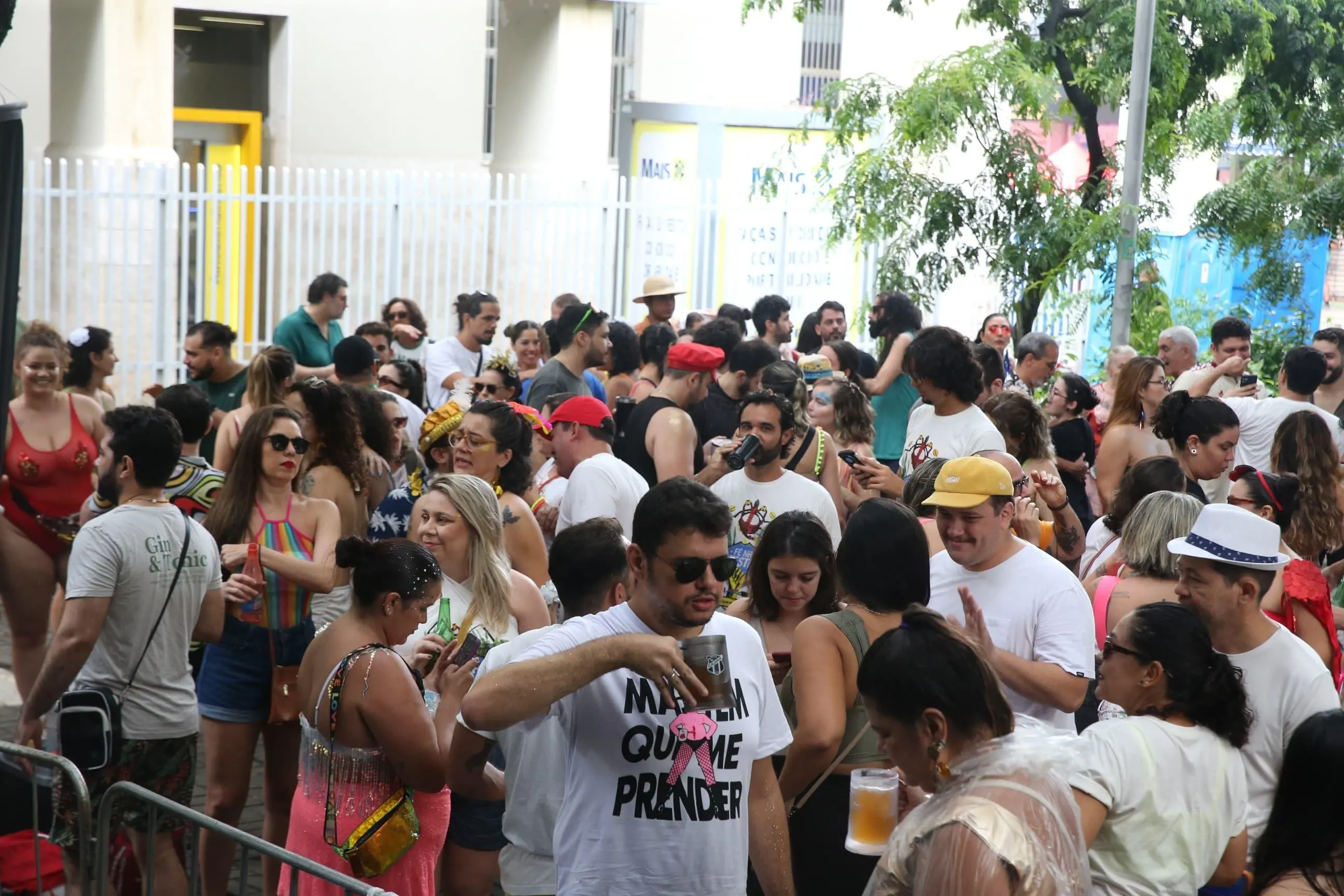 pessoas curtindo o carnaval em fortaleza com bebidas alcoolicas
