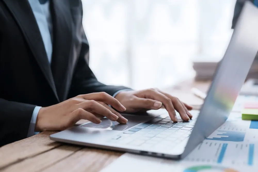 Imagem da notícia: Funcionária é indenizada em R$ 5 mil após ser demitida de empresa via e-mail coletivo