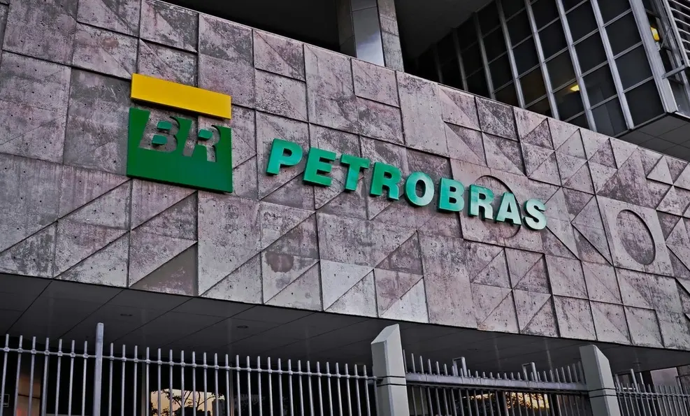 Imagem da notícia: Ações da Petrobras recuam após prejuízo de R$ 17 bi e queda de 70% nos lucros em 2024