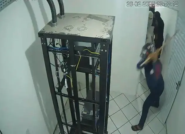 Imagem da notícia: Polícia investiga ataques de facção criminosa contra provedores de internet no Pecém; veja vídeo
