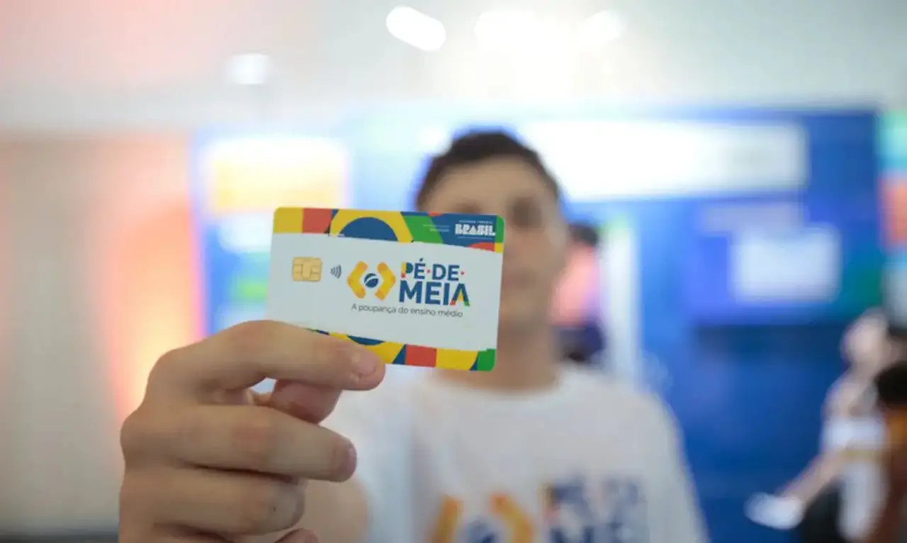 Imagem da notícia: Governo divulga calendário de pagamentos do programa Pé-de-meia 2025
