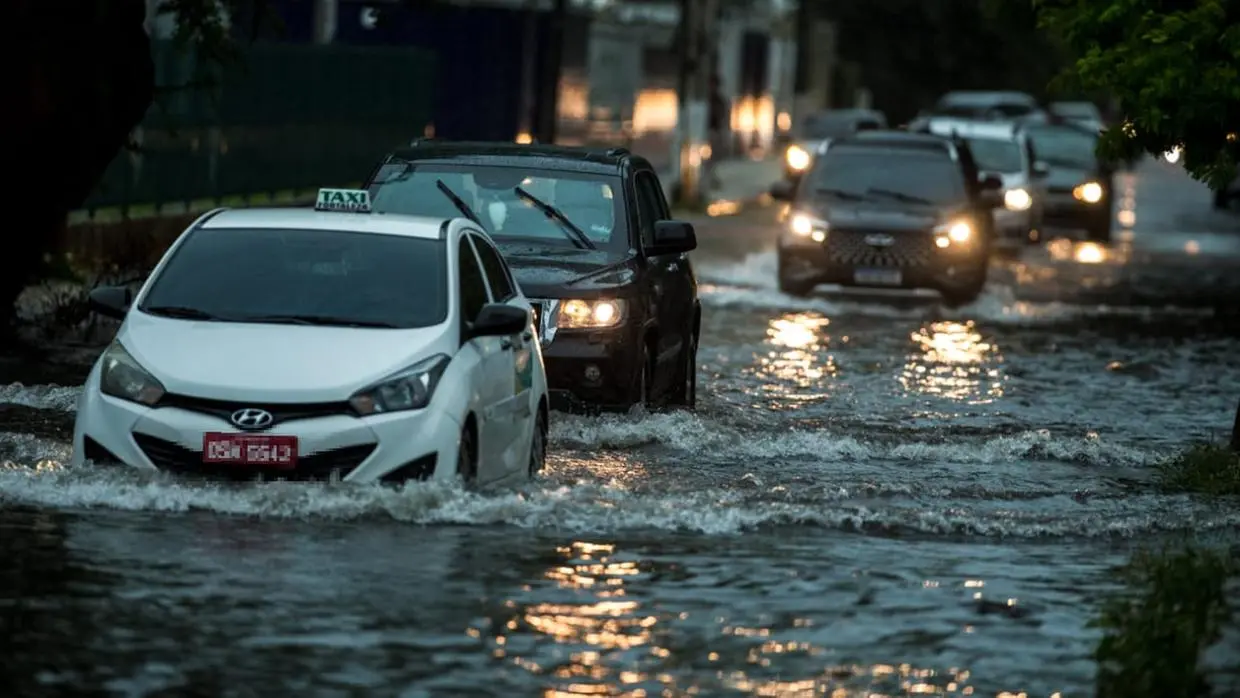 Imagem da notícia: Inmet emite aviso vermelho de chuvas intensas para Fortaleza e outras 70 cidades do Ceará; veja lista
