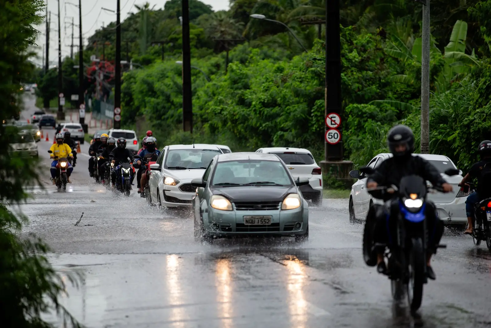 Imagem da notícia: Chuvas intensas e ventos de até 100 km/h devem continuar em todo o CE até domingo (2); confira previsão