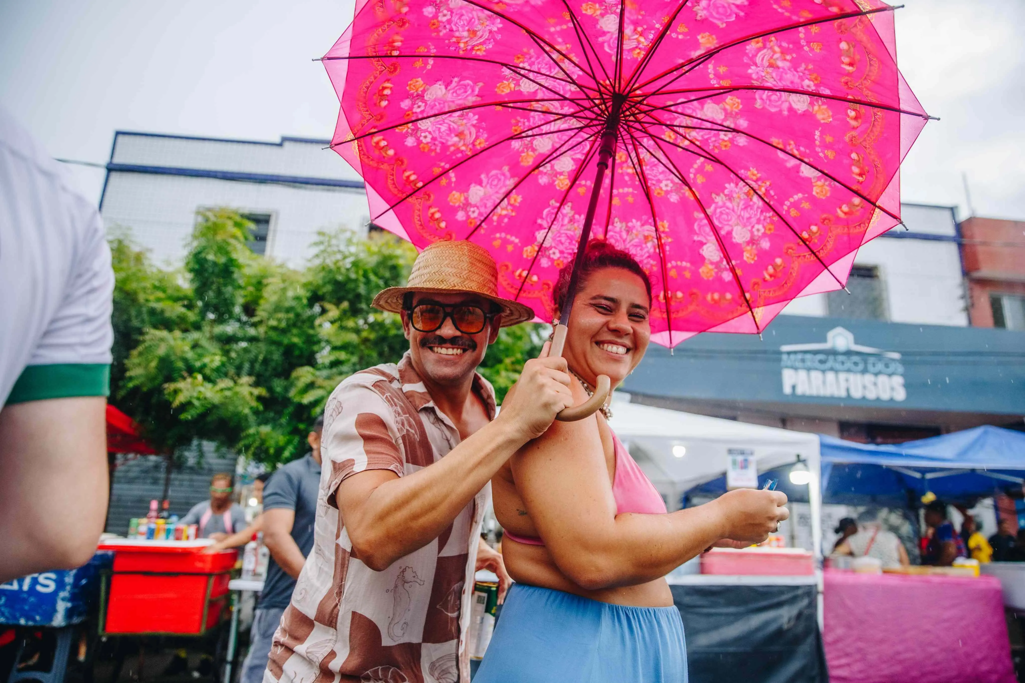 Imagem da notícia: Guarda-chuva vira acessório no 1º dia de Carnaval de Fortaleza; veja fotos