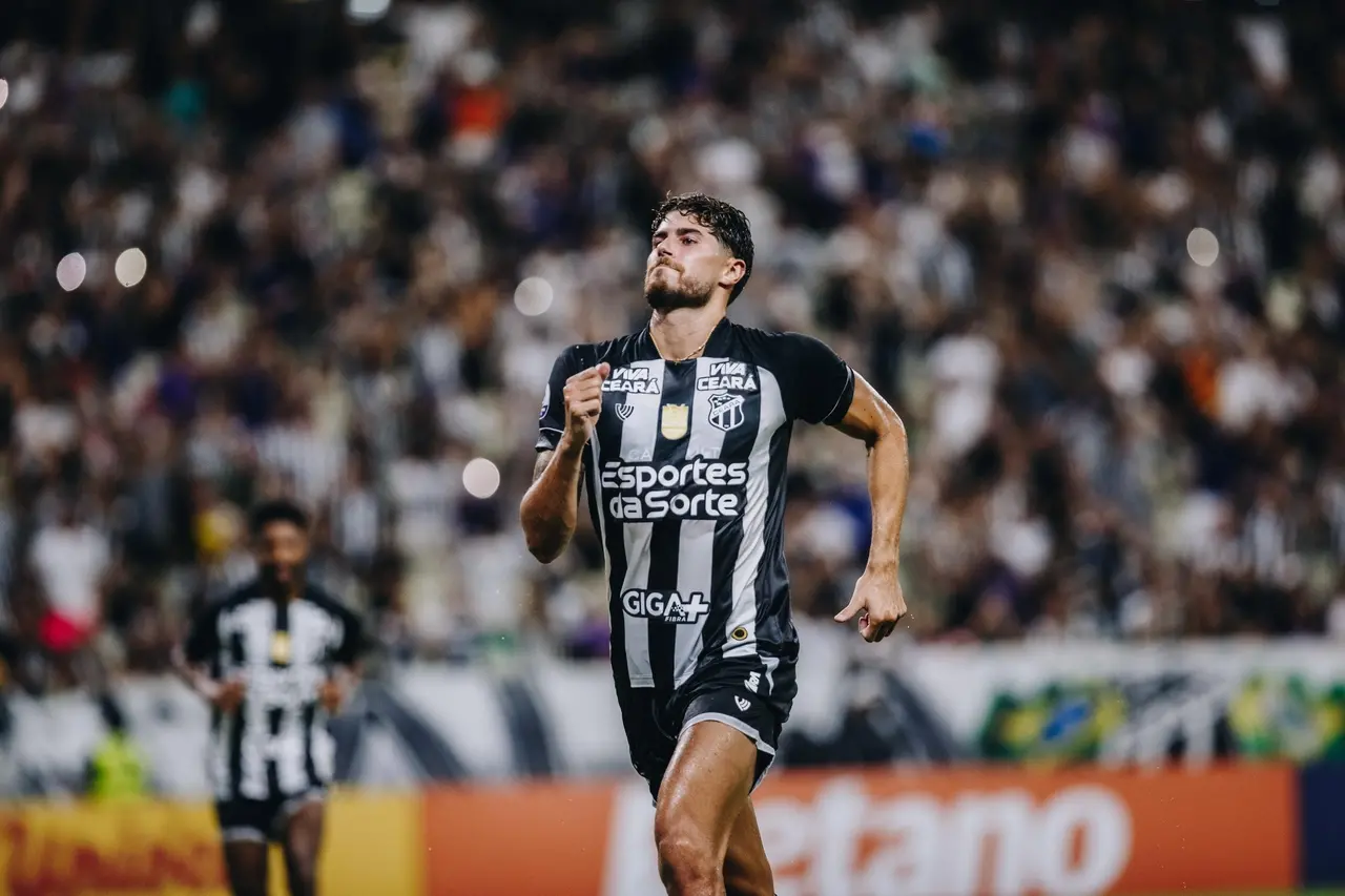 Pedro Raul comemora gol marcado pelo Ceará