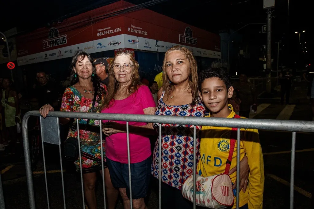 Valéria (de blusa com losangos) ao lado do filho Guilherme