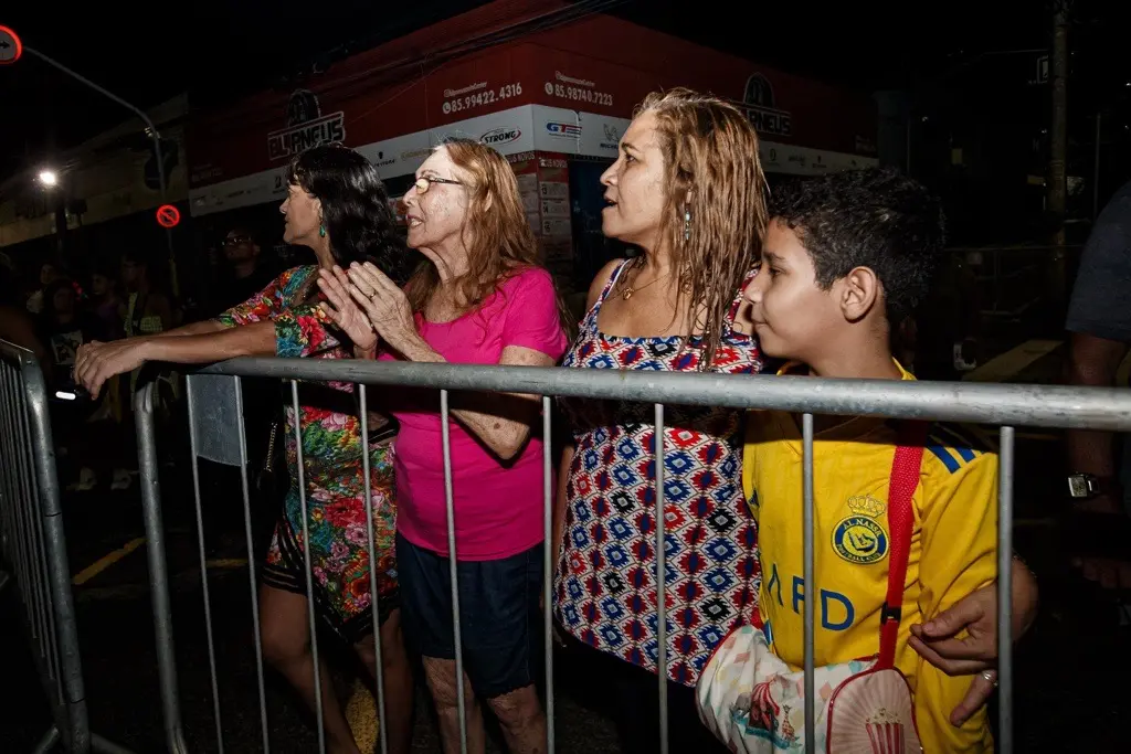 Imagem da notícia: Brincante de Maracatu nos anos 1970, enfermeira leva filho para ver desfiles pela 1ª vez: 'Valorizar a cultura'