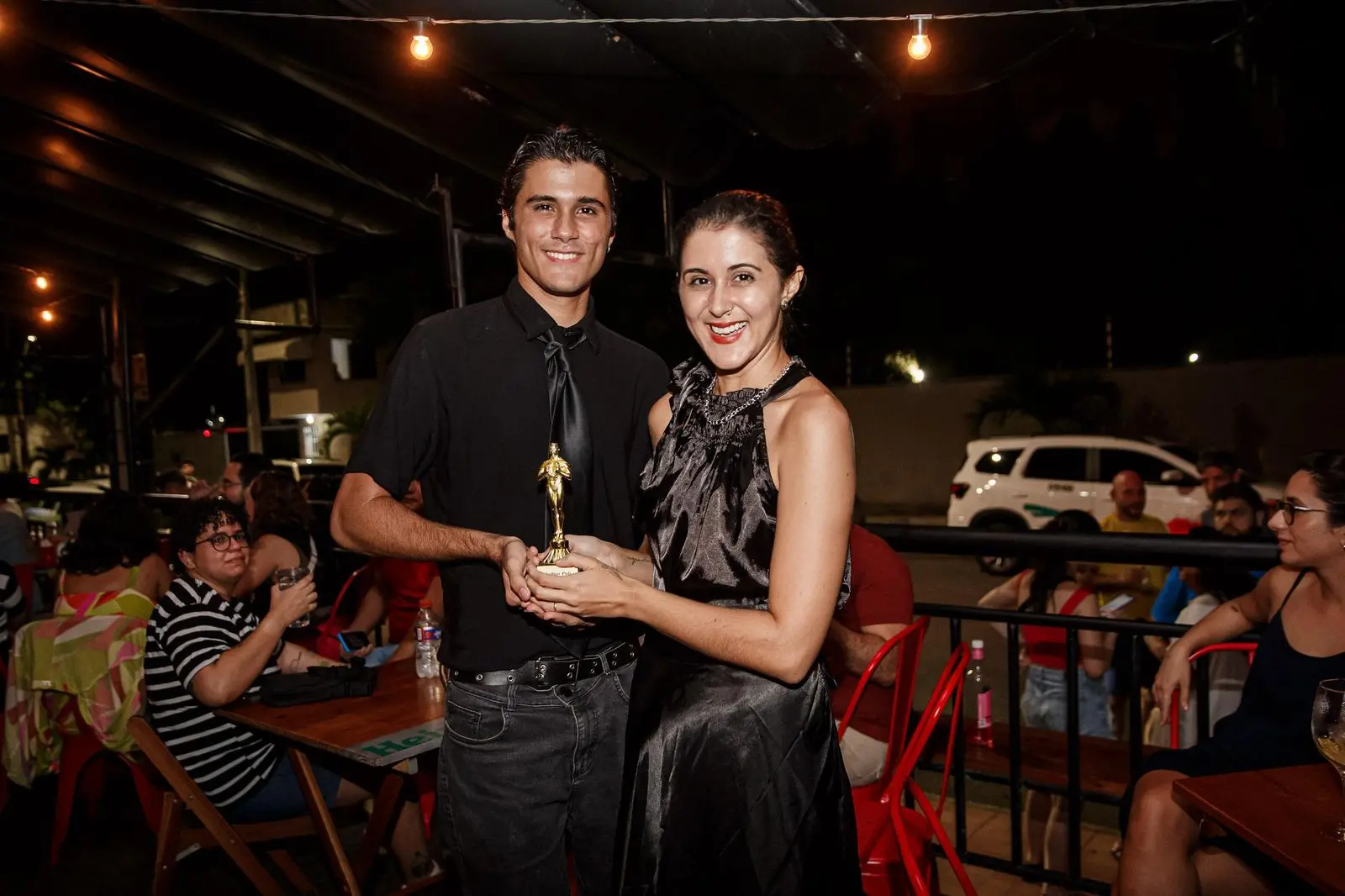 Imagem da notícia: Irmãos se fantasiam de Fernanda Torres e Walter Salles em bar de Fortaleza durante transmissão do Oscar