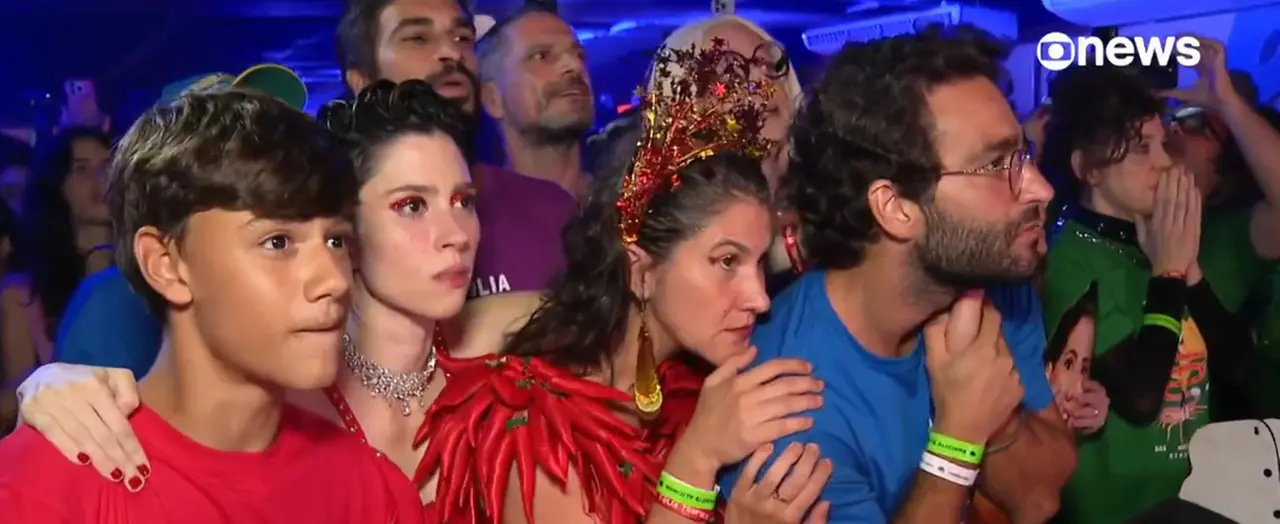 Elenco comemora vitória na Sapucaí