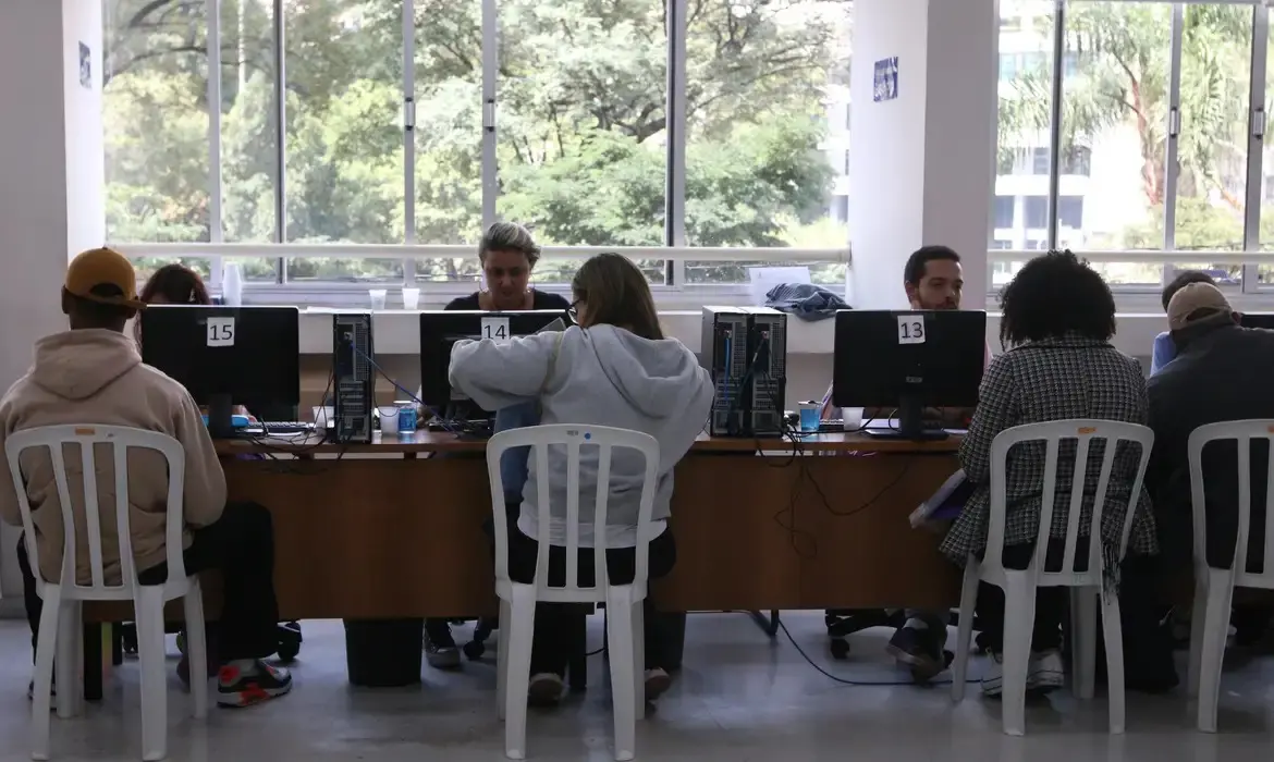 Imagem da notícia: Consumidor poderá negociar dívidas em mutirão com 160 instituições; saiba como participar