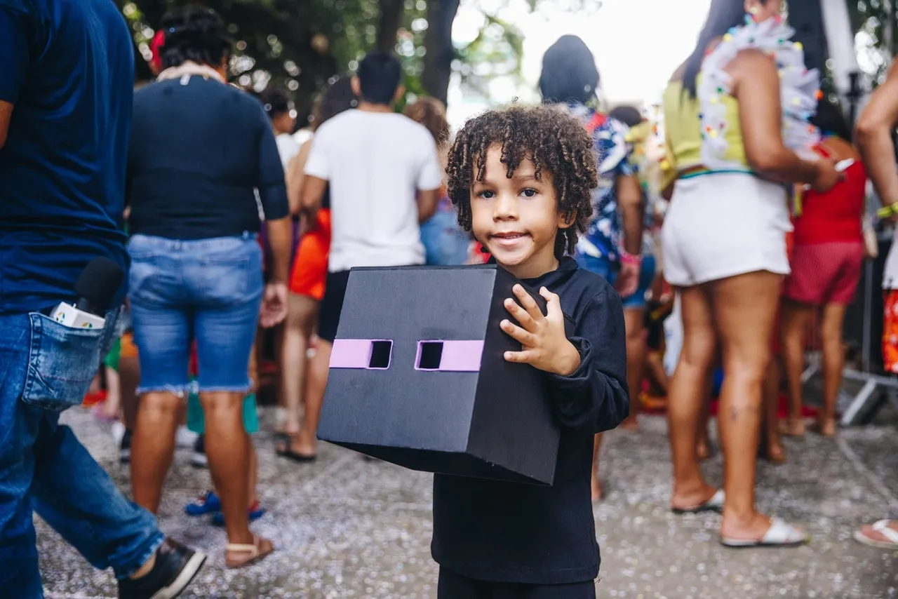Kenui estava fantasiado de Enderman, do jogo Minecraft