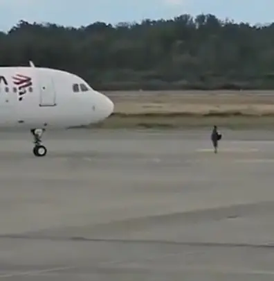 Imagem da notícia: Homem perde voo, invade pista e tenta impedir decolagem de avião da Latam, no Chile