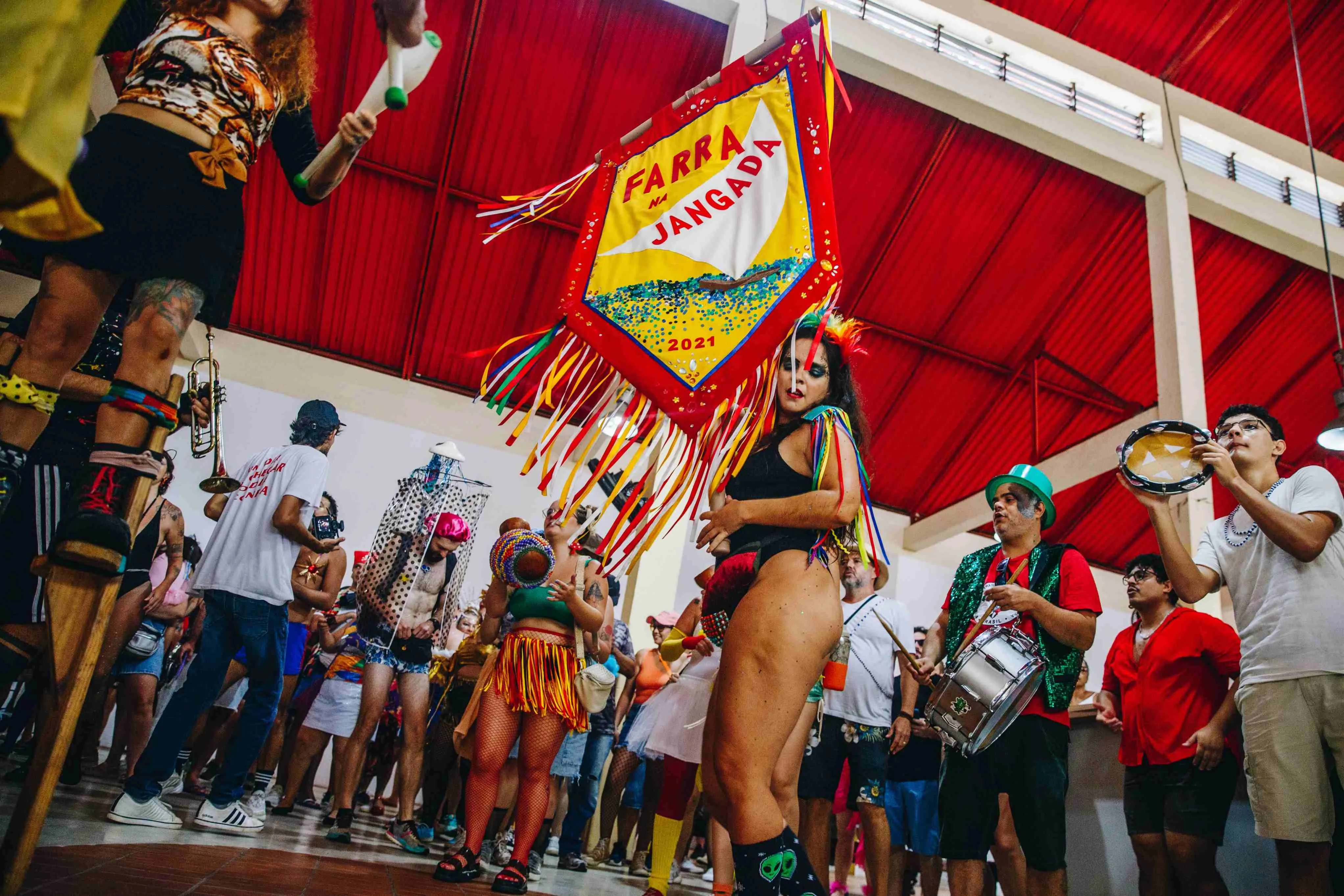 Cortejo Farra da Jangada teve concentração no Centro Cultural Banco do Nordeste antes de partir para a Praça dos Leões