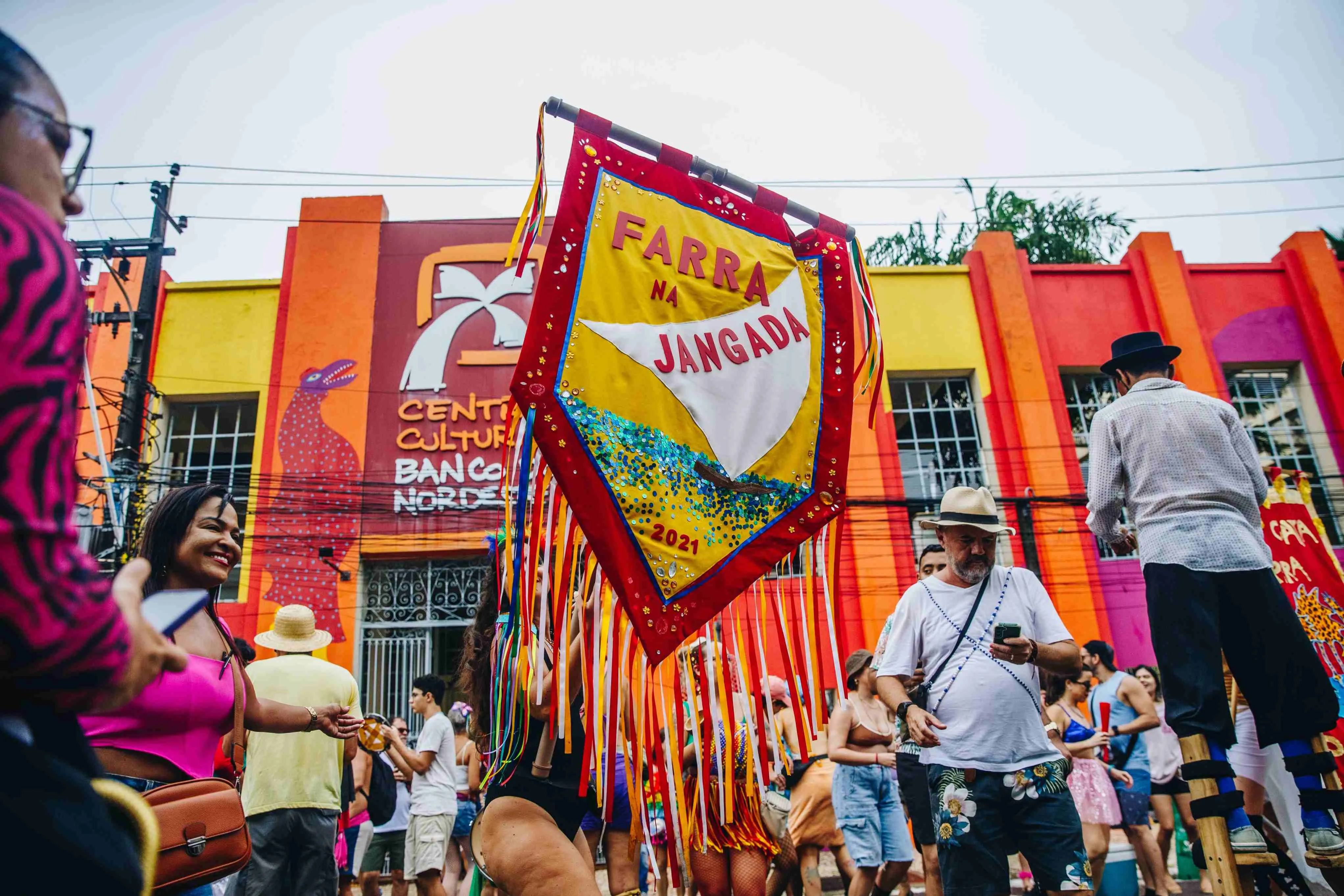 Cortejo saiu do Centro Cultural Banco do Nordeste com público dançando e pulando nas ruas