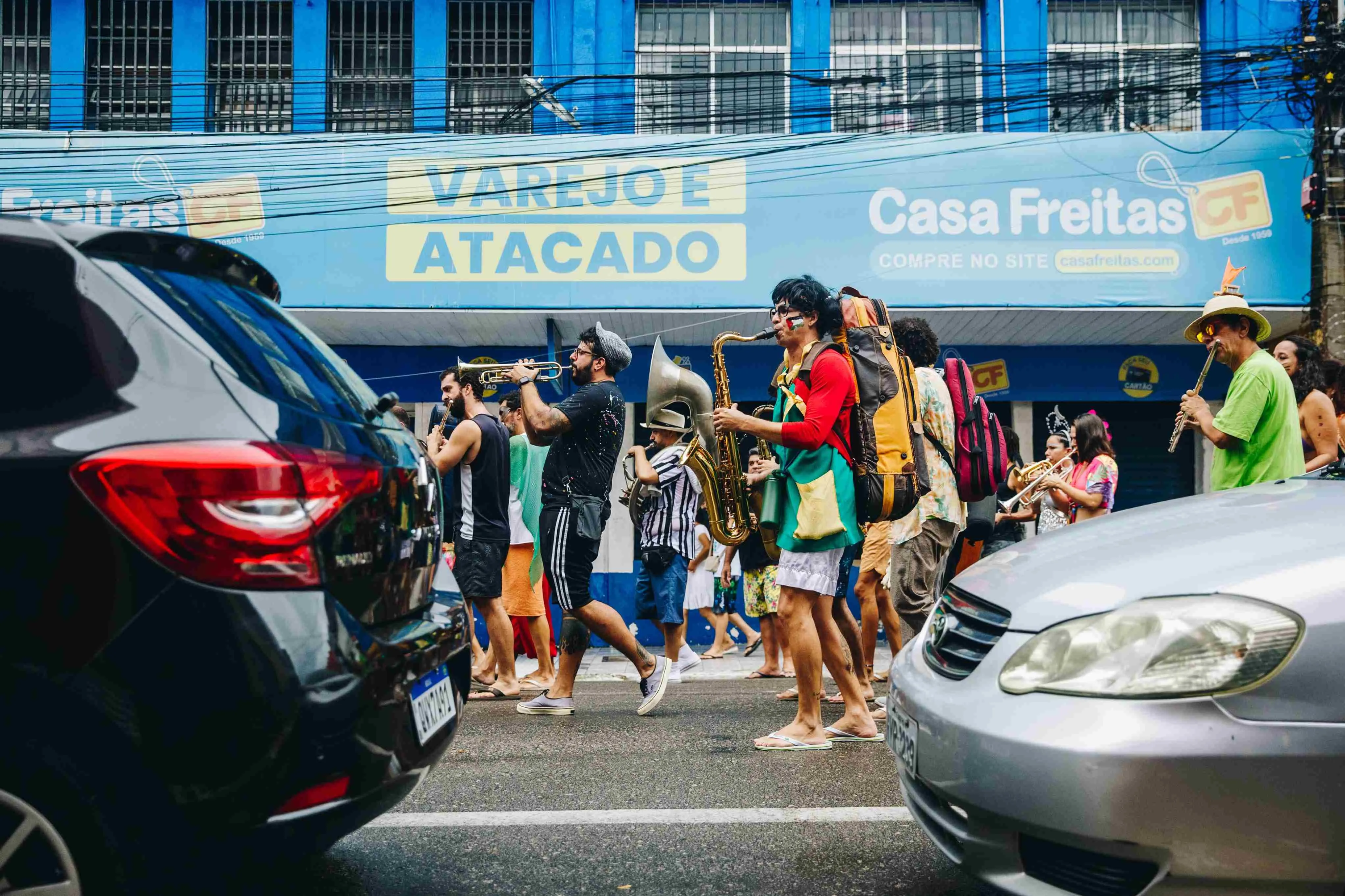 Cortejo contou com saxofones e trompetes para animar o público