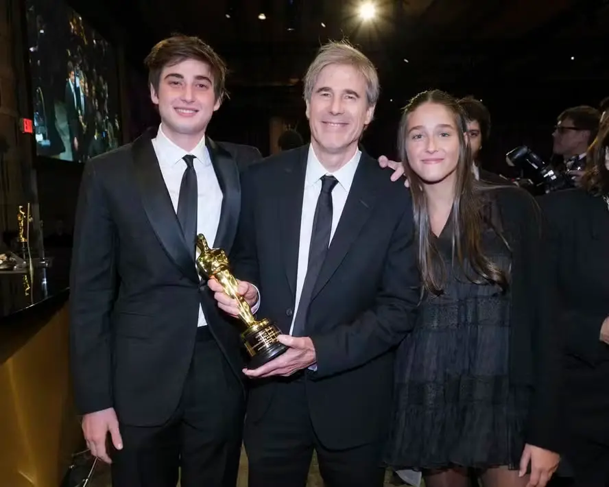 Imagem da notícia: Walter Salles aparece em fotos com filhos após ganhar o Oscar por 'Ainda Estou Aqui'; veja imagens