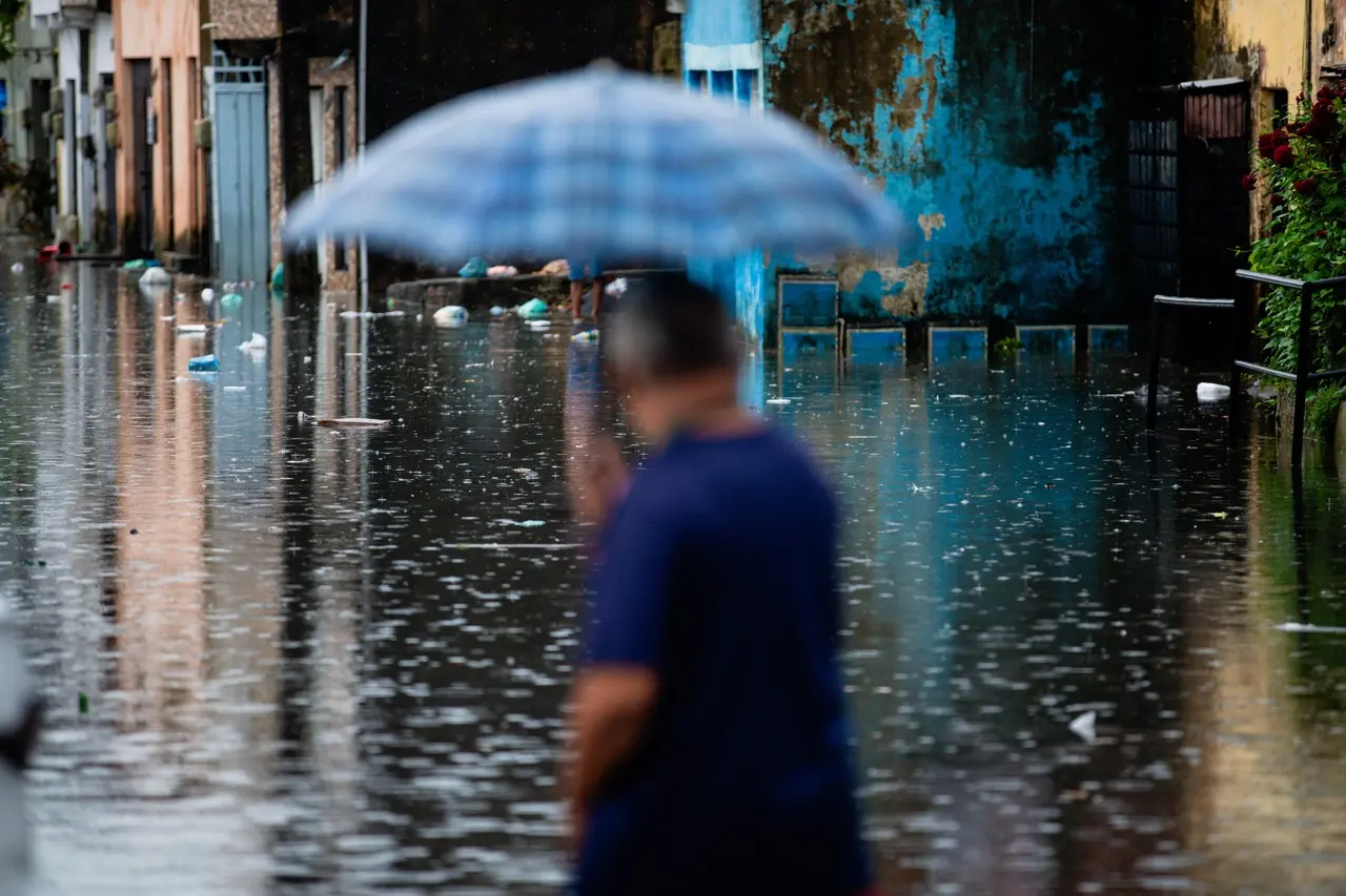 Imagem da notícia: Chuvas intensas: Litoral de Fortaleza e outras cidades do Ceará estão sob risco médio, alerta Defesa Civil
