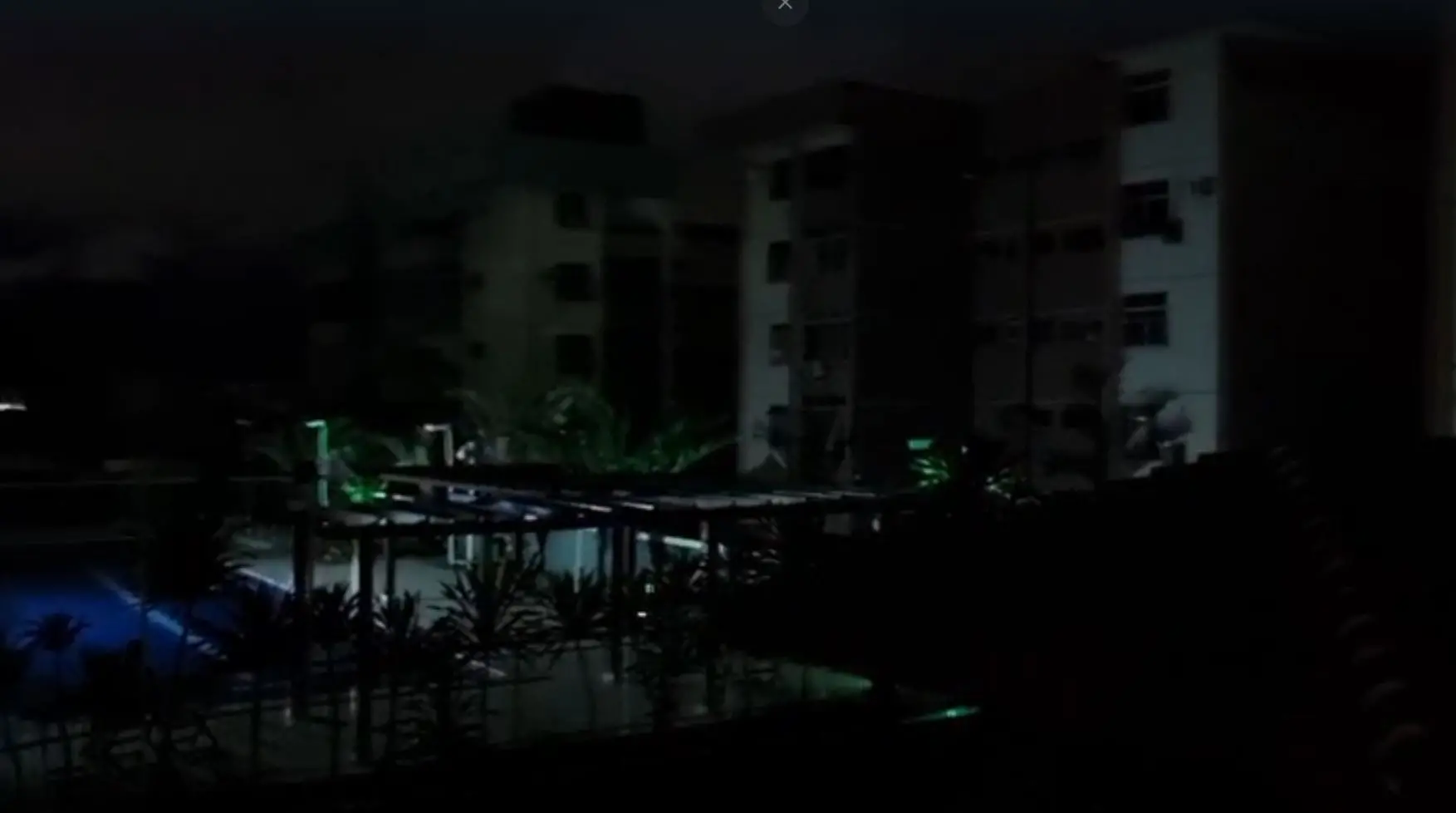 Imagem da notícia: Diversos bairros de Fortaleza e parte de Caucaia sofrem queda de energia na noite desta quarta-feira (5)