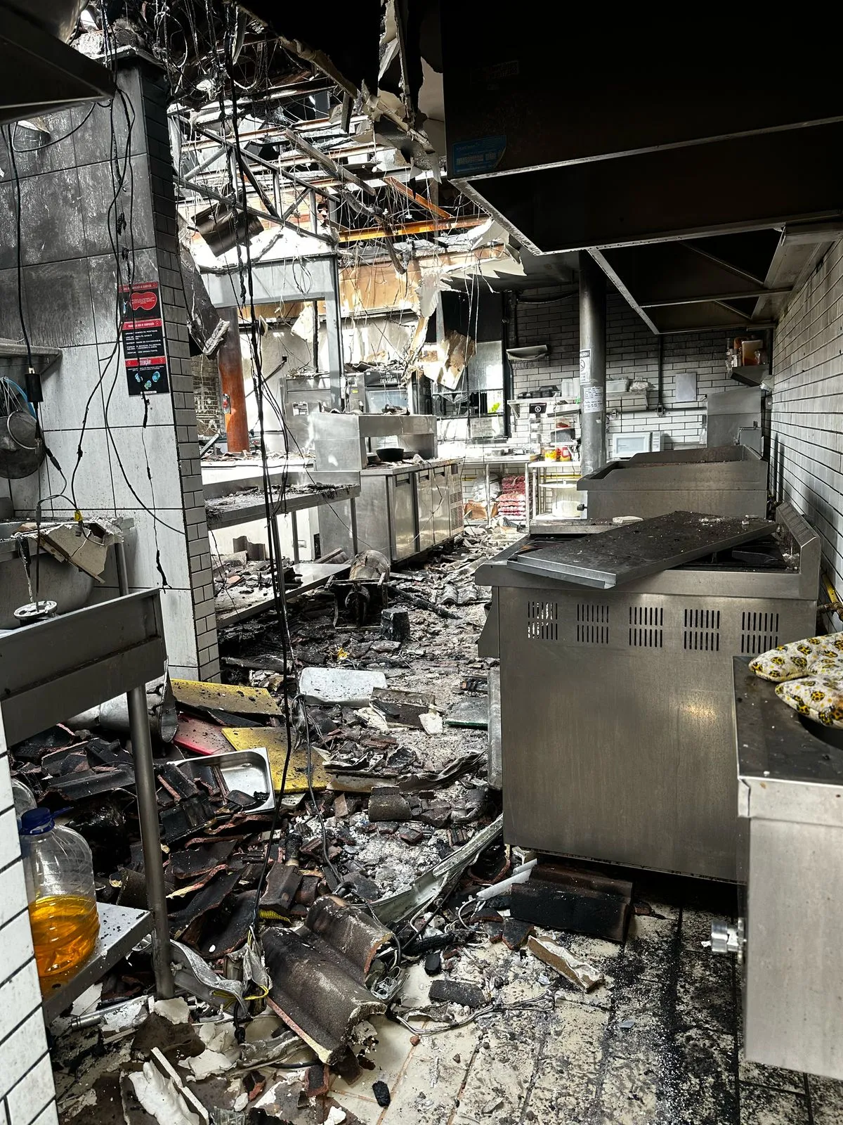 Maquinário da cozinha também foi atingindo por fogo