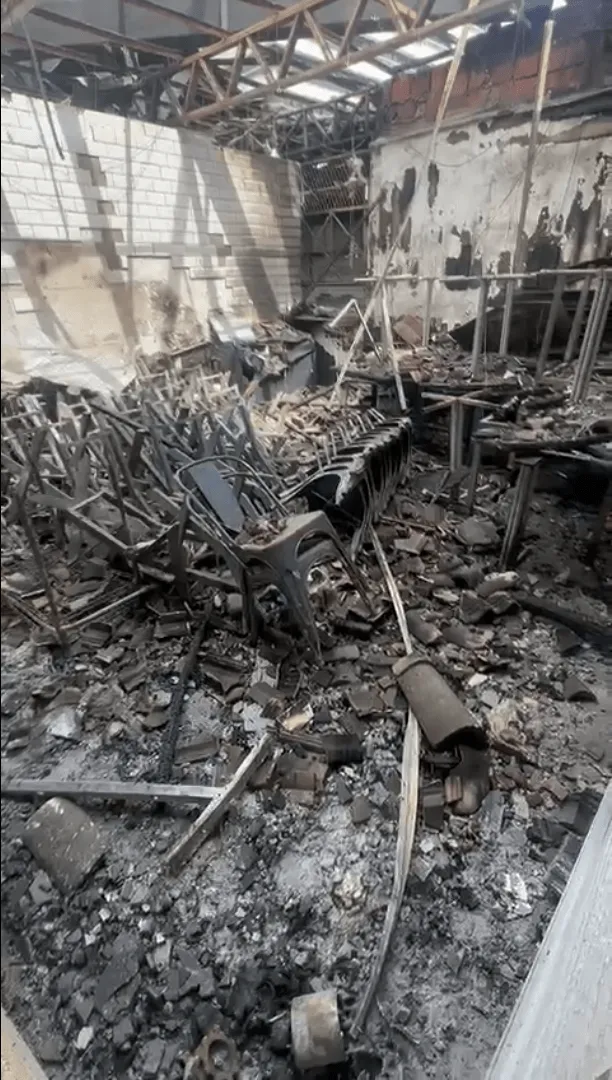 Cadeiras ficaram queimadas com incêndio