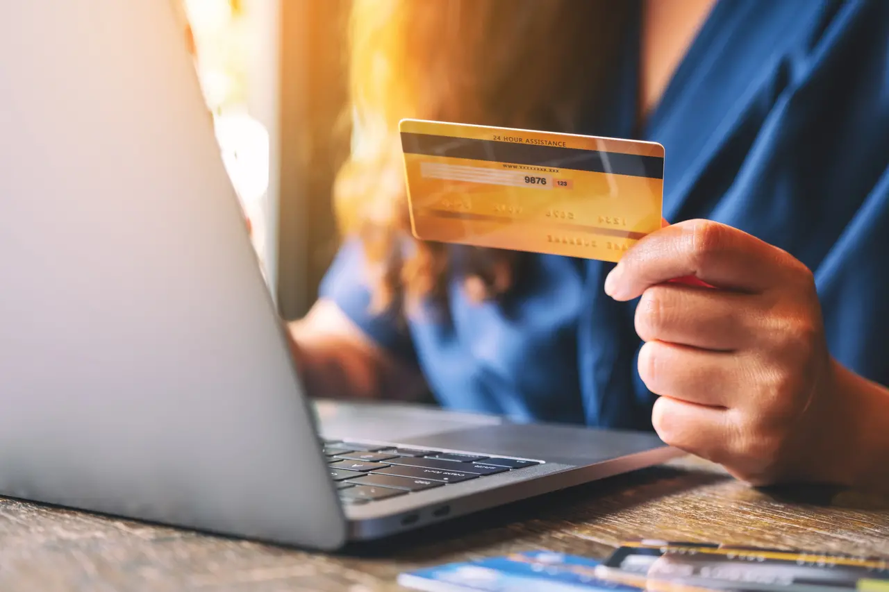 Imagem da notícia: Cliente é indenizada em R$ 5 mil após não receber reembolso de compra online por oito meses