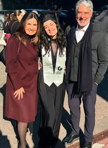 Imagem da notícia: Laura, filha de Fátima Bernardes e William Bonner, conquista título de mestre na França e celebra com a família