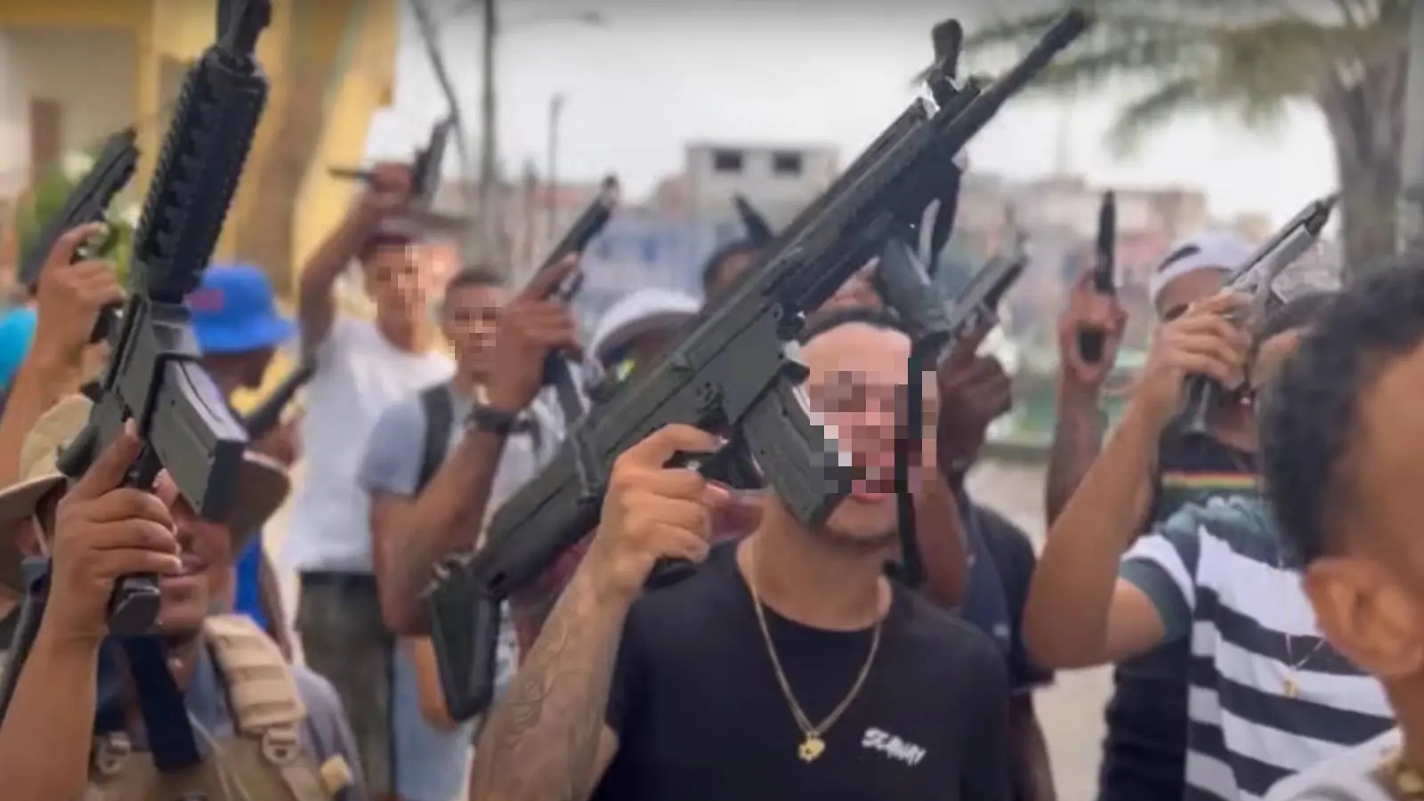 Imagem mostra atores atuando em produção onde interpretam traficantes fortemente armados. Atores com armas falsas são baleados pela Polícia durante gravação de filme na Bahia