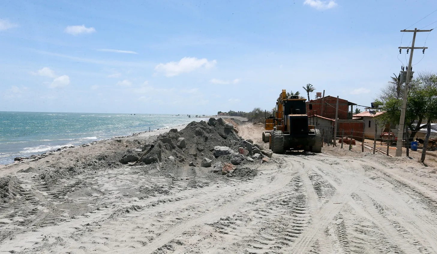 Construção de barreira de contenção em praia de Icapuí, em 2021