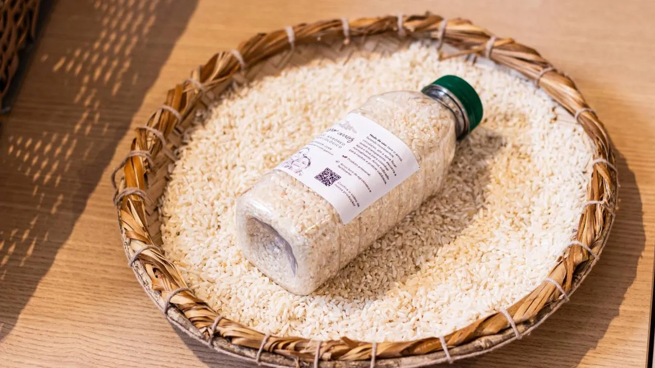 O arroz, que é vendido no Mercado AlimentaCE (Rua Dr João Moreira, 540 - Centro), não utiliza agrotóxicos e possui todo o processo artesanal