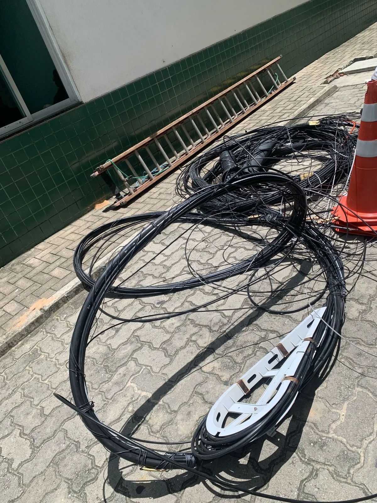 Fiação apreendida e levada à delegacia