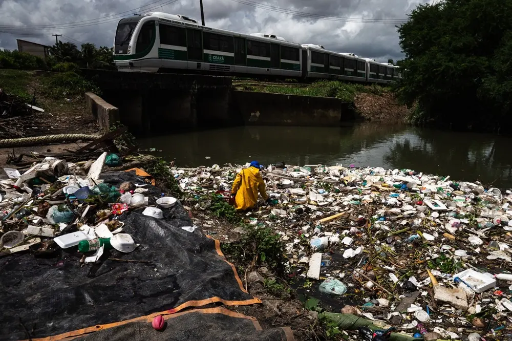 Imagem da notícia: Ecobarreiras em riacho entre Fortaleza e Caucaia impedem chegada de 40 toneladas de lixo ao mar; veja imagens