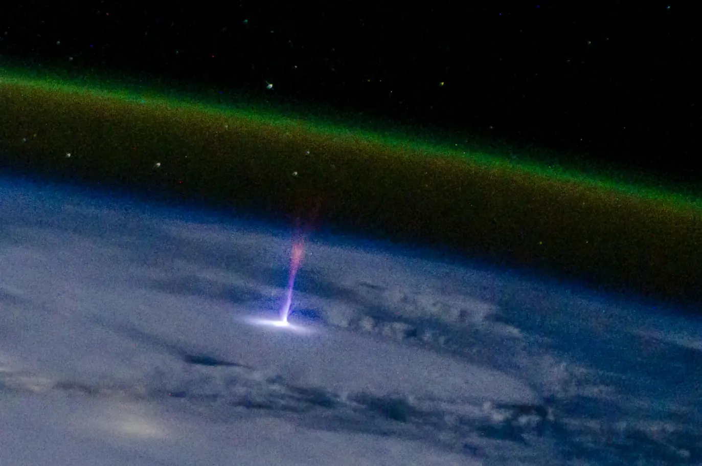 Imagem da notícia: Astronauta preso no espaço captura momento raro na atmosfera da Terra; veja imagem