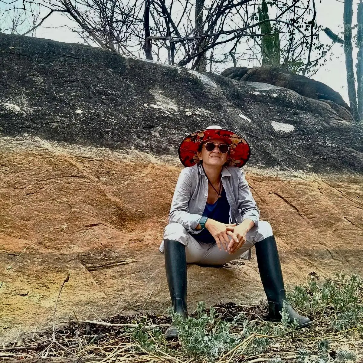 Produtora sentada